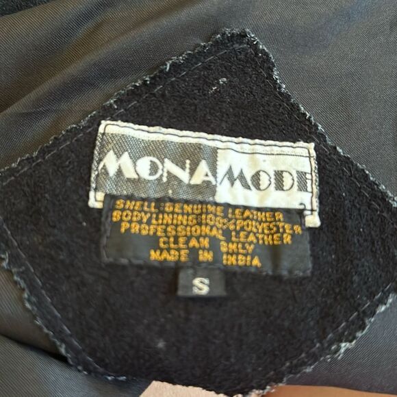 Vintage 80s/90s Mona Mode black suede leather vest with collar & pockets - Picture 7 of 9